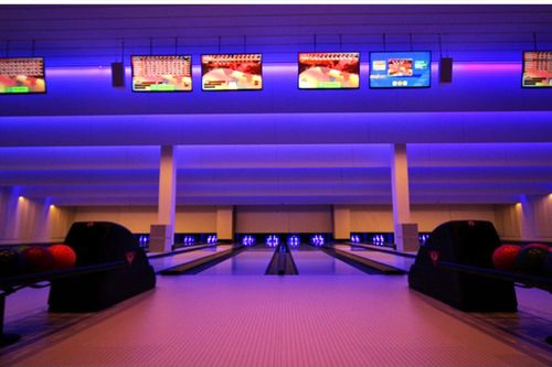 Die Zeit zwischen den Jahren mit Bowling und Essen genießen 