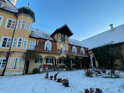 Wanderung im Wittelsbacher Land zum Blumenthaler Schloss auch in Begleitung von Hunden