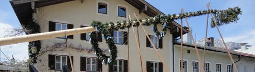 Zum traditionellen Maibaumaufstellen / Germering