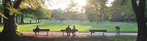 Spaziergang durch den Englischen Garten, Brunch in Haidhausen, Besuch der Auer Dult