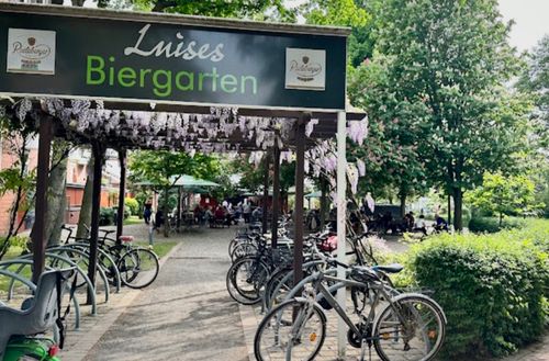 Ein kühles Getränk im Biergarten 
