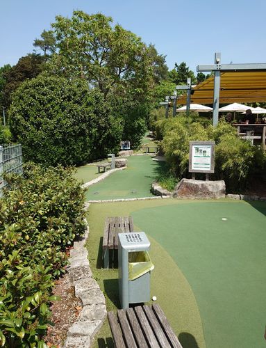 Adventure Golf spielen (anschließend Essen im Biergarten) 
