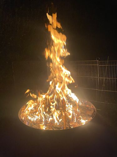 Wochenausklang am Lagerfeuer nach einer kleinen Wanderung durch Feld und Wald