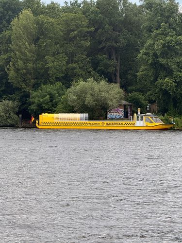 Mit dem Wassertaxi zur Pfaueninsel