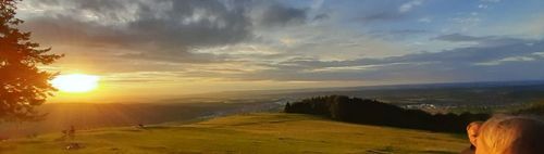 Sonnenuntergangs-Picknick zum Sommer-Vollmond im August 
