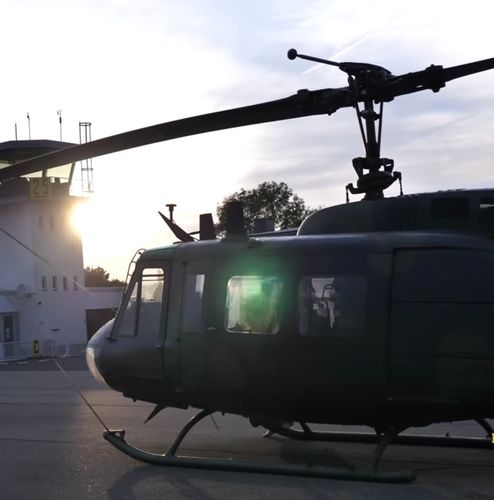 Militärfahrzeugtreffen und Rundflüge mit Bell UH 1D, etc.