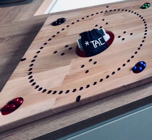 Tac spielen bei mir zuhause mit Kaffee und Kuchen