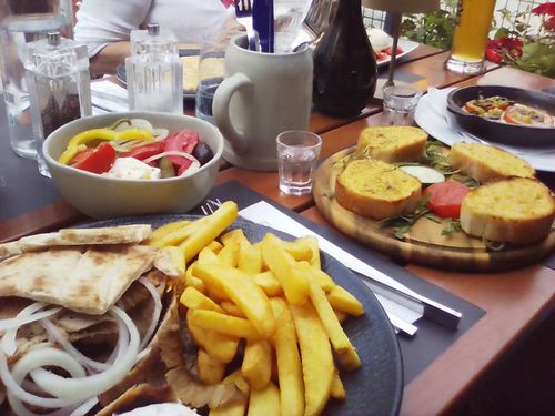 Lecker griechisch Essen im Biergarten vom Poseidon in Giesing