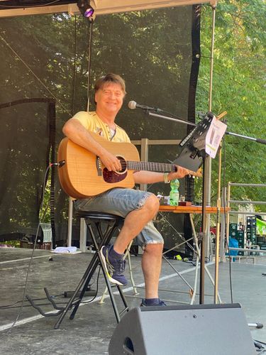 After-Work-Party mit Speedy Livemusik im Hopfengarten open air