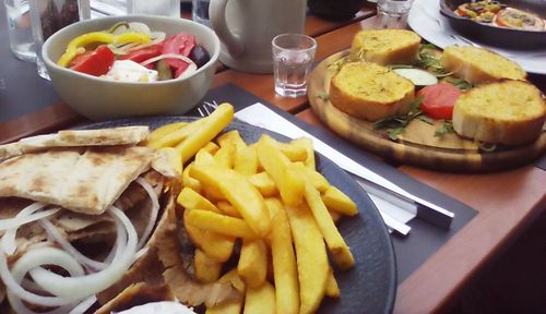 Lecker griechisch Essen im Biergarten vom Mykonos am Kieferngarten