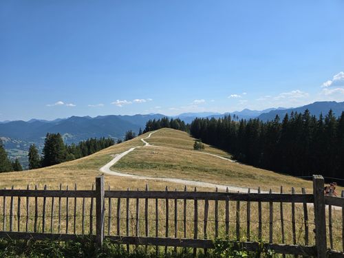 Wanderung von Tegernsee über die Neureuth zur Gindlalm. 