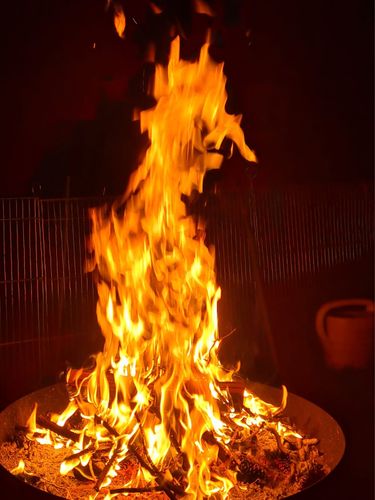 Spontaner Wochenausklang am Lagerfeuer nach einer kleinen Wanderung durch Feld und Wald